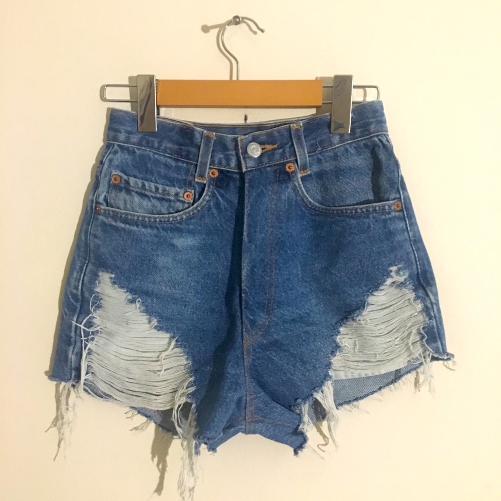 Levi’s 517 High Waisted Cutoff Shorts Size: 24